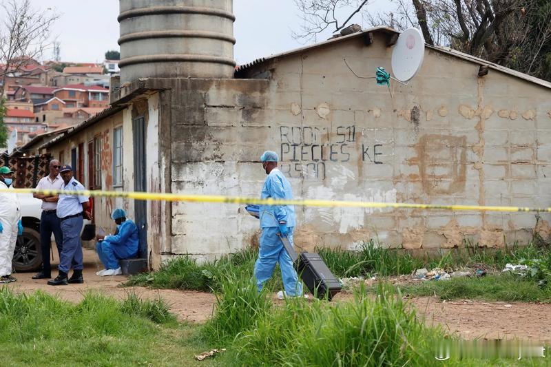 【南非街头惊传枪声！12名嫌犯乱射造成至少10死10伤】海外新鲜事 法新社报道，