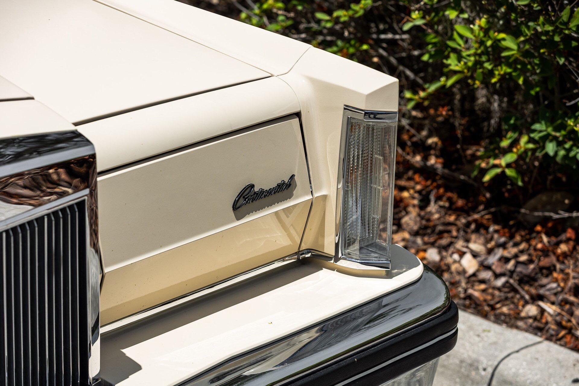 拉风的双门林肯轿跑。 1983 LINCOLN MARK VI