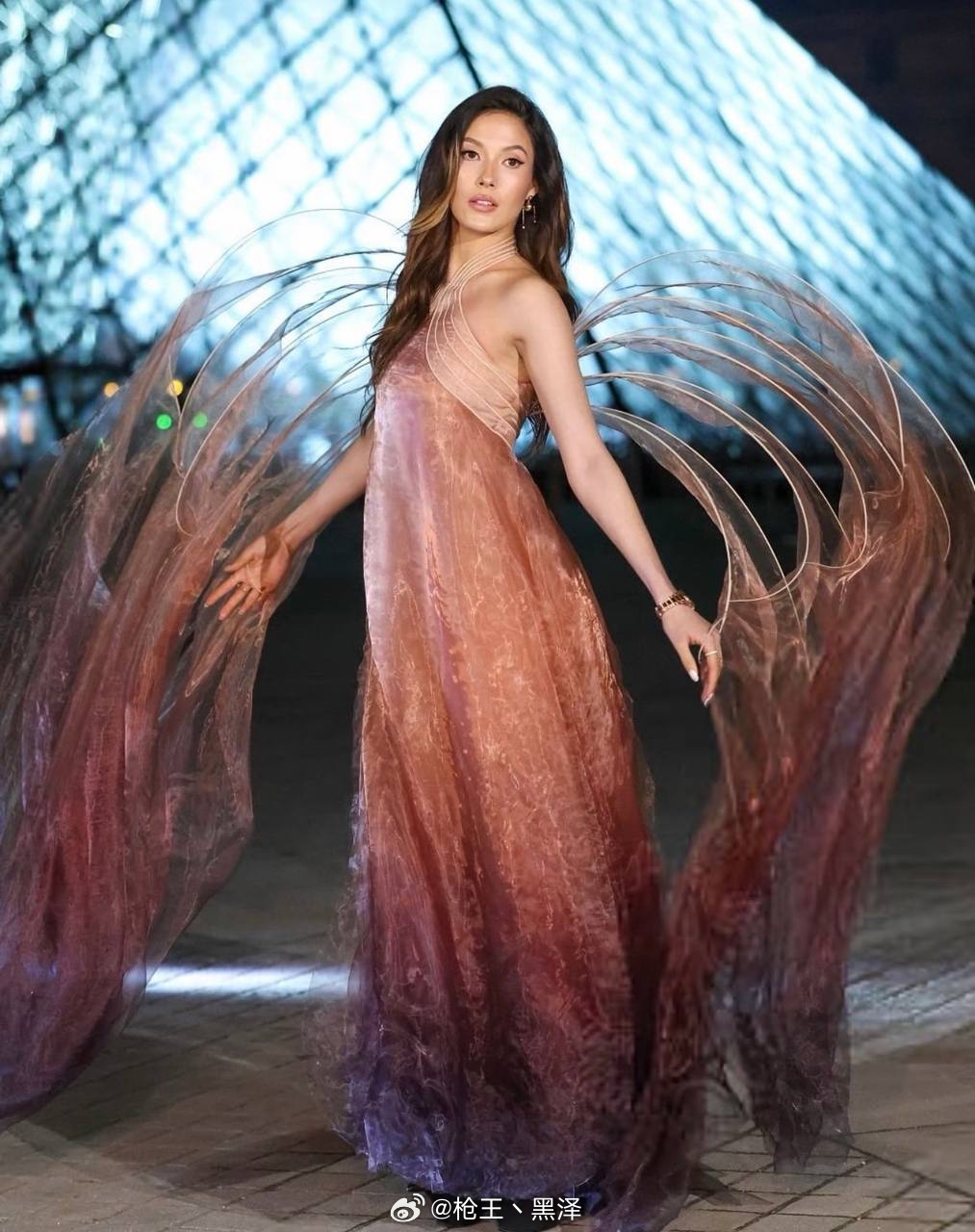 白天才刷到大家在土耳其机场各种偶遇她 晚上再刷到她已经容光焕发在卢浮宫前面了 真