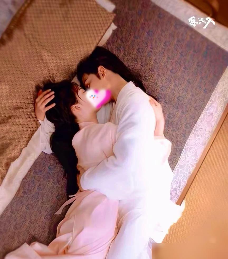 别再天真了。你以为银幕上那些“激情”，是演员真情流露？
抛开滤镜，那不过是高度