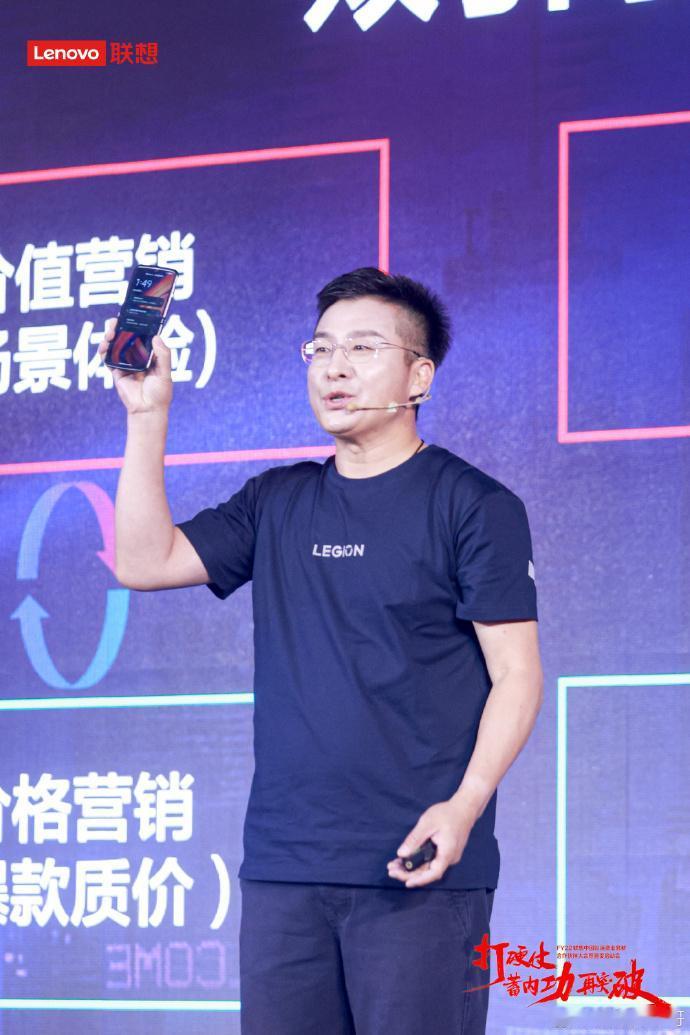 好家伙，发布会没开联想张华抢先把razr折叠新机给曝光了。从现场图来看：新机ID