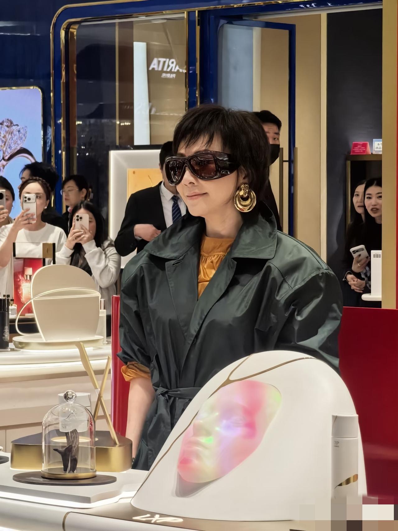 4月10日，刘嘉玲现身北京SKP，无修图越来越向蔡明看齐，甚至有人说分不清楚她和