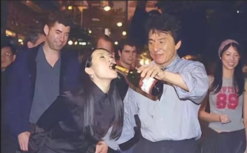 情史混乱的十位女星，换老公像喝水一样简单。第一位，章子怡，章子怡在大学时期并不突
