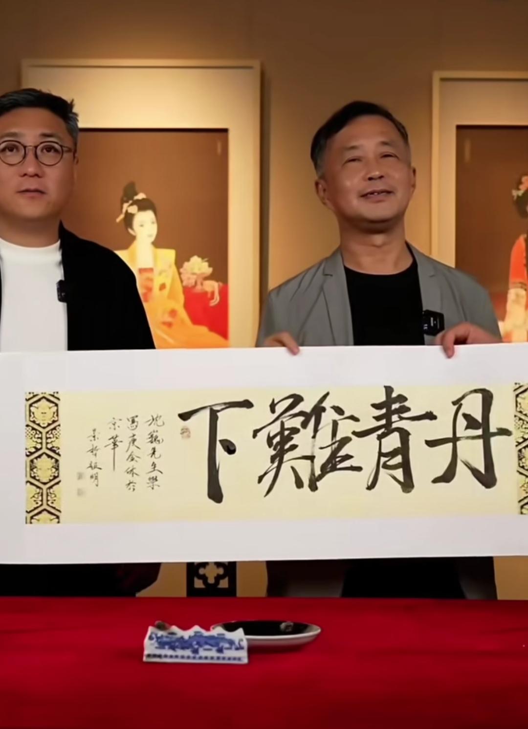 沈巍学写瘦金体“丹青难下”，他说：“再好的笔墨也形容不了人世间的风景，同时又体现