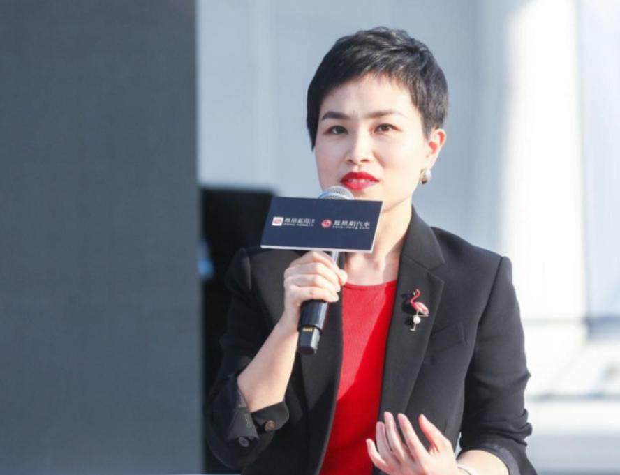 美女高管加盟上汽
近日，莲花跑车前资深女高管贾小卉正式离任，已低调入职上汽MG名