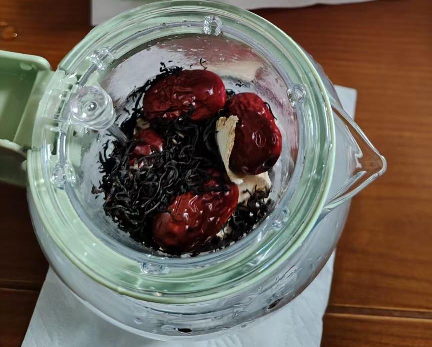 很多时候，父母需要的是陪伴，而不是给他们零花钱，以及电话和微信聊天。上个周末我去