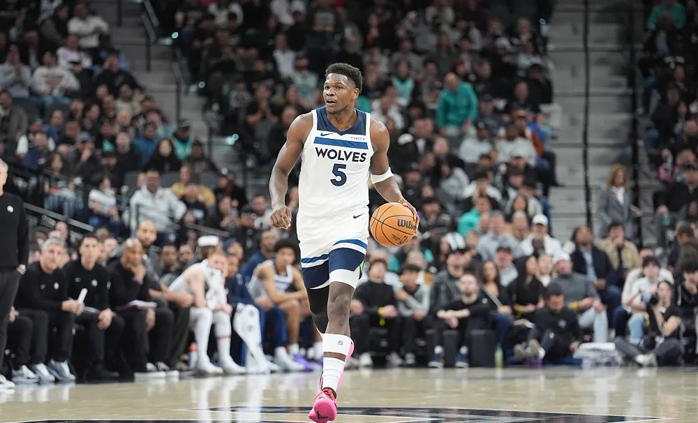 NBA常规赛继续进行，独行侠坐镇主场与森林狼交手。战绩排名独行侠24胜50负排名