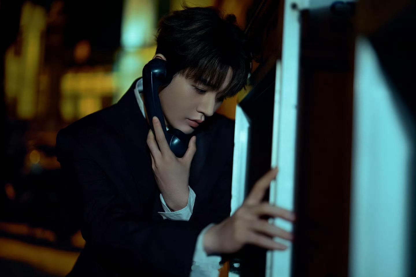 全体起立，邓为尖叫之夜出图妥妥的霸总级别，商业大佬回国既视感邓为2025爱奇艺尖