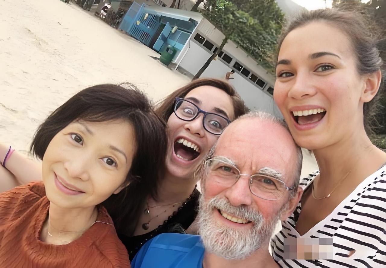 卢靖姗说，
我妈过世的时候我一点也不难过。
不仅不难过，我反而觉得很圆满。因为我