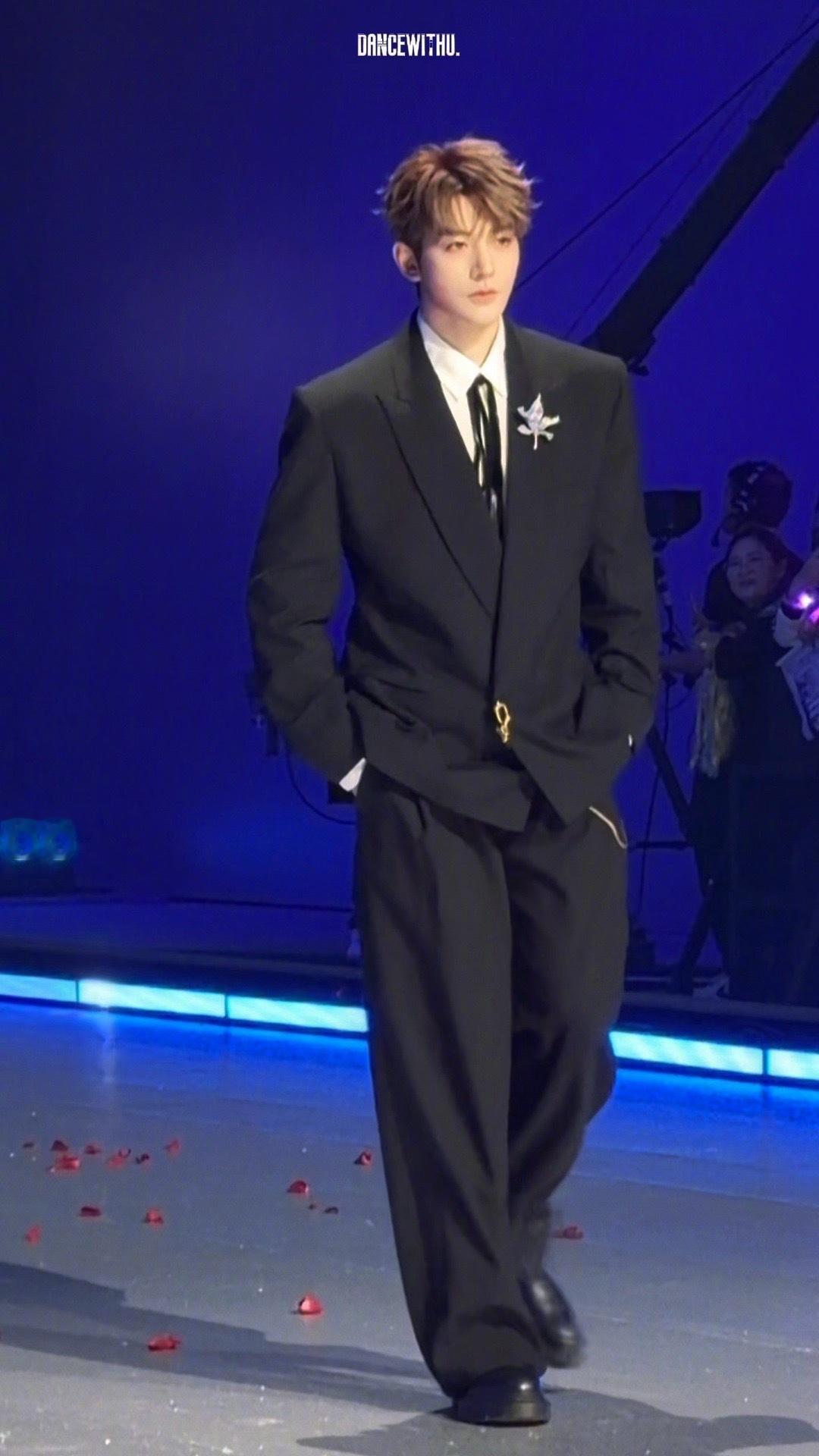 邓为哥哥这个慢动作冷脸萌！｜邓为