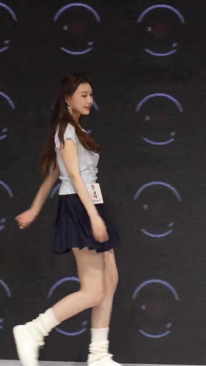 抓拍选美比赛4号选手