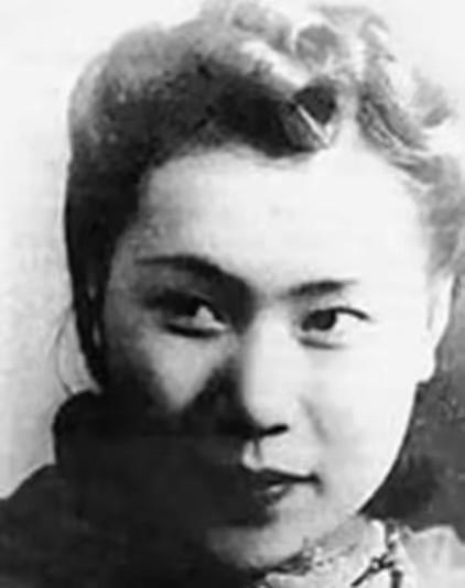 1953年，画坛巨匠 徐悲鸿 去世没几个月，他30岁的遗孀 廖静文 ，带着两个孩