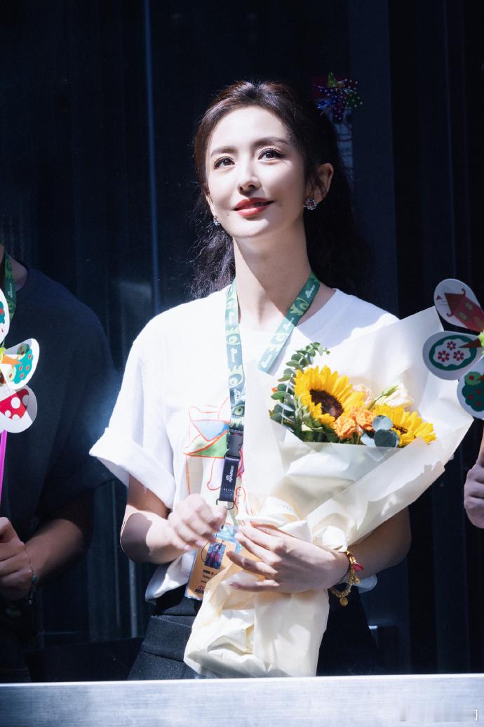 #佟丽娅电梯神图#佟丽娅在新浪扫楼，为新片《假如爱》宣传。她的美丽和气质让人陶醉