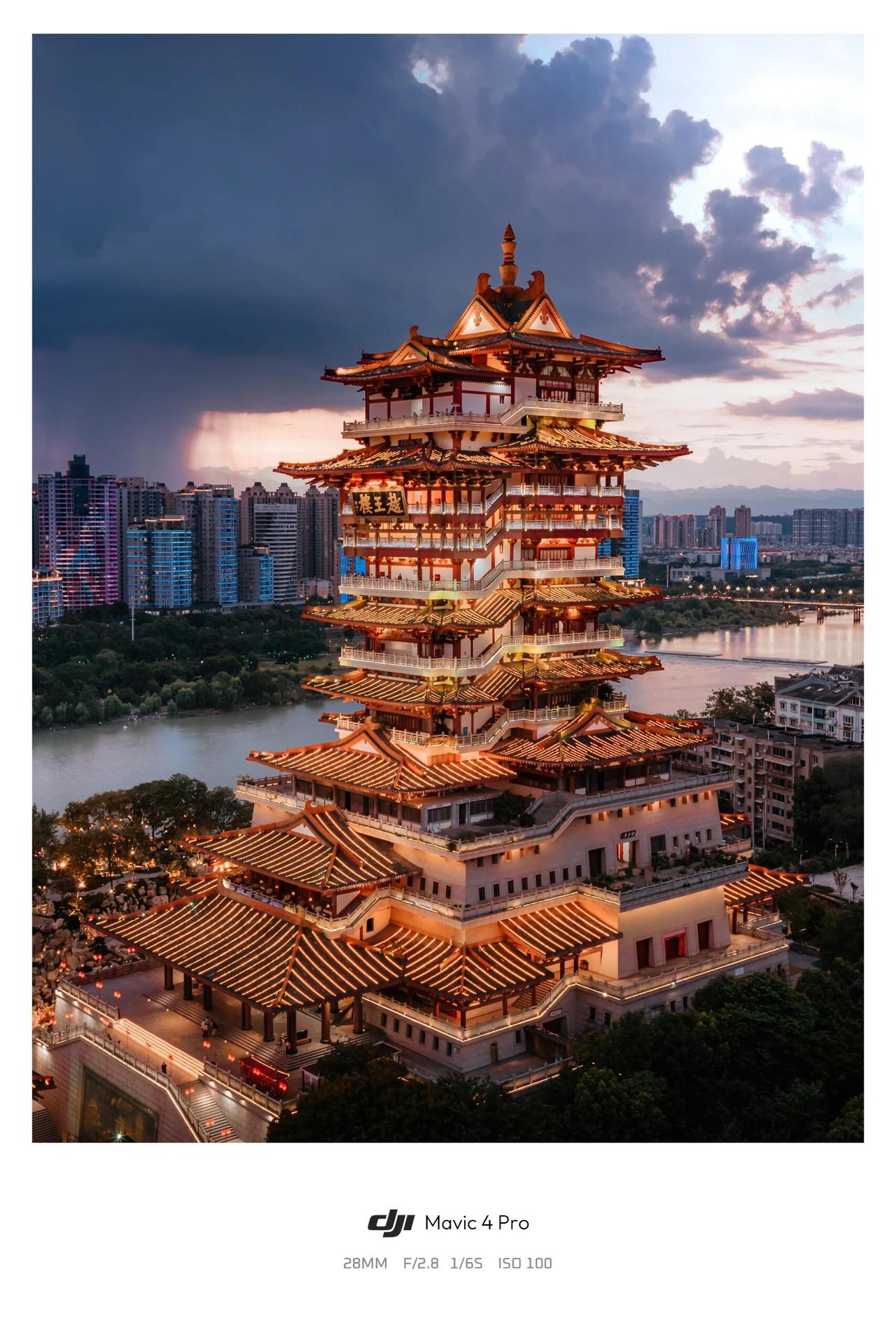 说实话，绵阳越王楼，其实比岳阳楼更值得专程前往。
世人都熟知江南三大名楼声名远扬