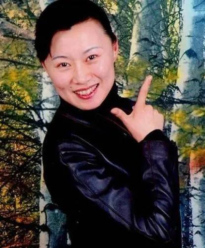 演员，赵海燕说，我婆婆不得了，是吉林有名的二人转大咖，那个时候没有电视嘛，只是在