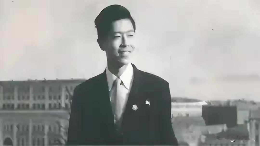 一个19岁的中国少年走上舞台，对手是代表美国的范·克莱本。
 
比赛结束，苏联领