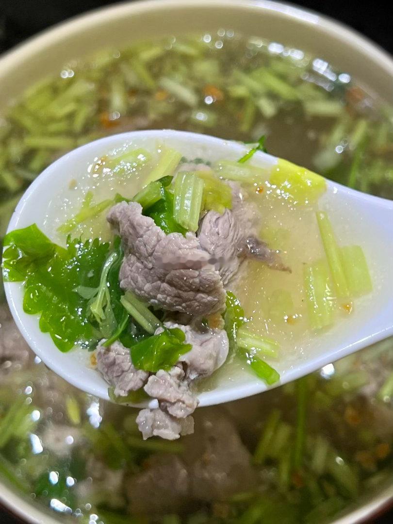 新鲜牛肉烫10秒到底够不够还是要看牛肉的厚度了吧，再说，有些人就喜欢吃嫩口感，有
