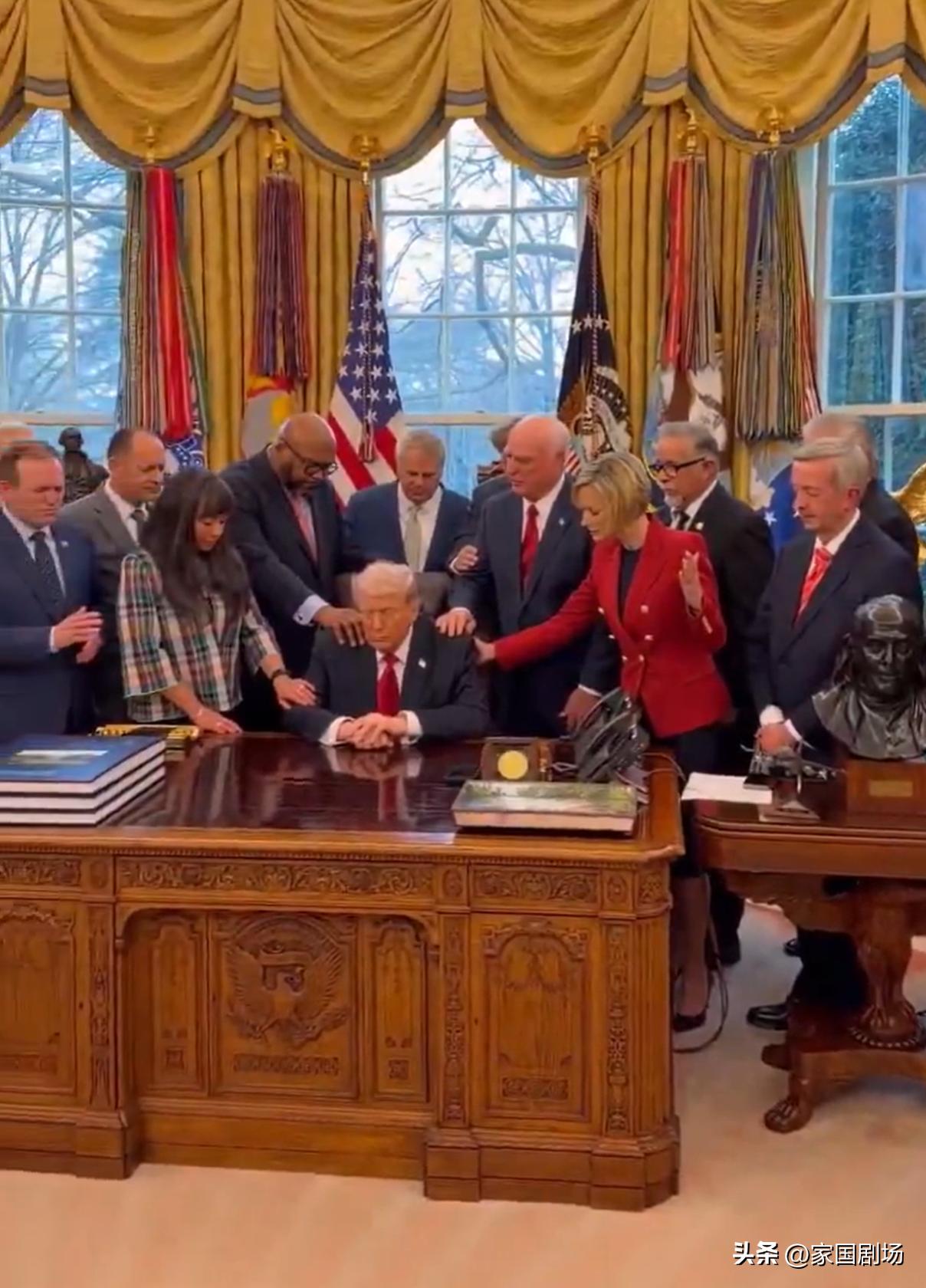 此时一众传功长老，正在给魔门掌教输送法力。