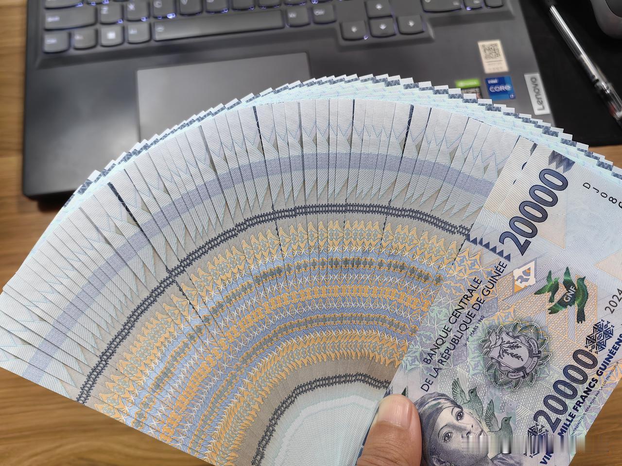 发财了，发财了，老婆给我发工资了。今天是个好日子，老婆给我转了个红包，我秒收到账