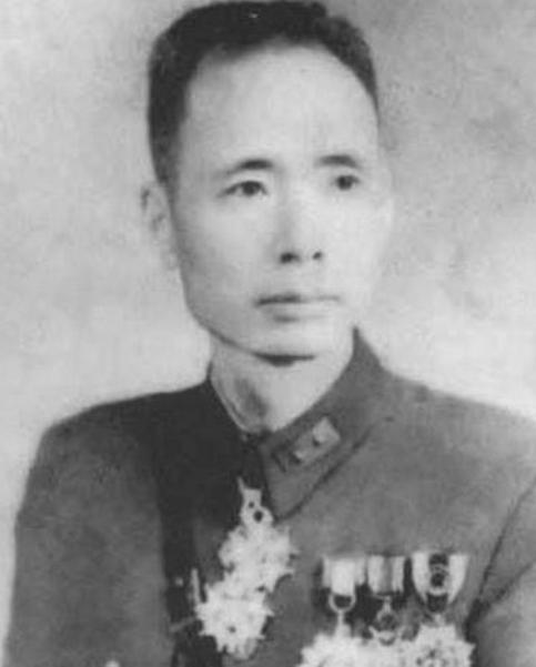 1934年，川军军长郭汝栋奉命追击红军，谁知他在望远镜里看着红军抬担架过山脊，然