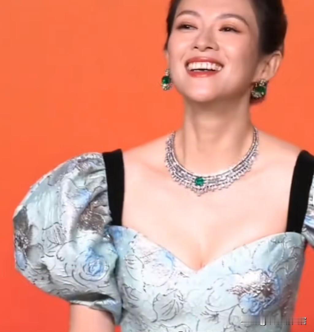 我发现章子怡真是个有脑子的女人，
太让我惊讶了，不仅有演技，还有商业头脑，据报道
