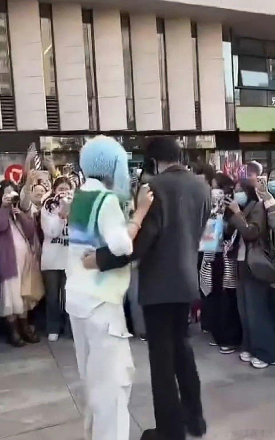 今天cos的是梓渝和田栩宁……对于艺人来说都是wwzz，真不可取。 