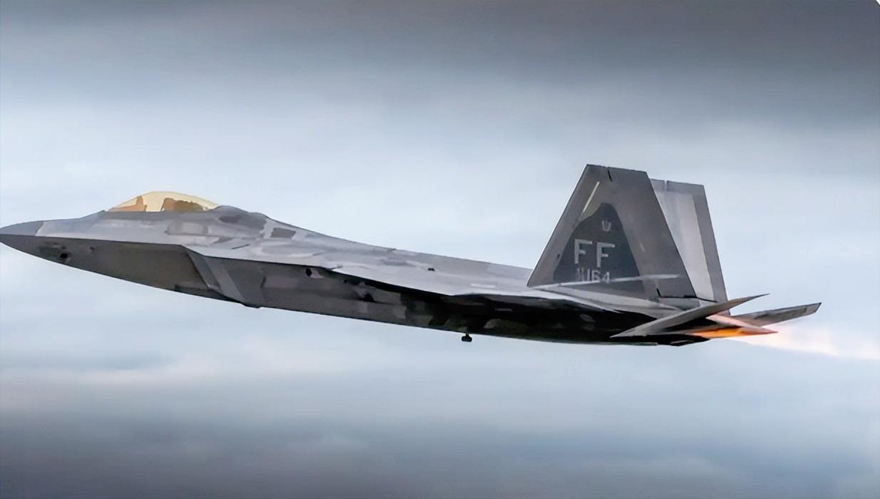 最近美军在加勒比海的飞机部署有点不对劲，12架F-22“猛禽”战斗机刚完成任务就