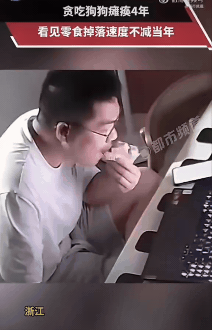 笑不活了！男生吃东西的时候不小心掉了点零食在地上，刚准备弯腰捡，就听见沙发那边有