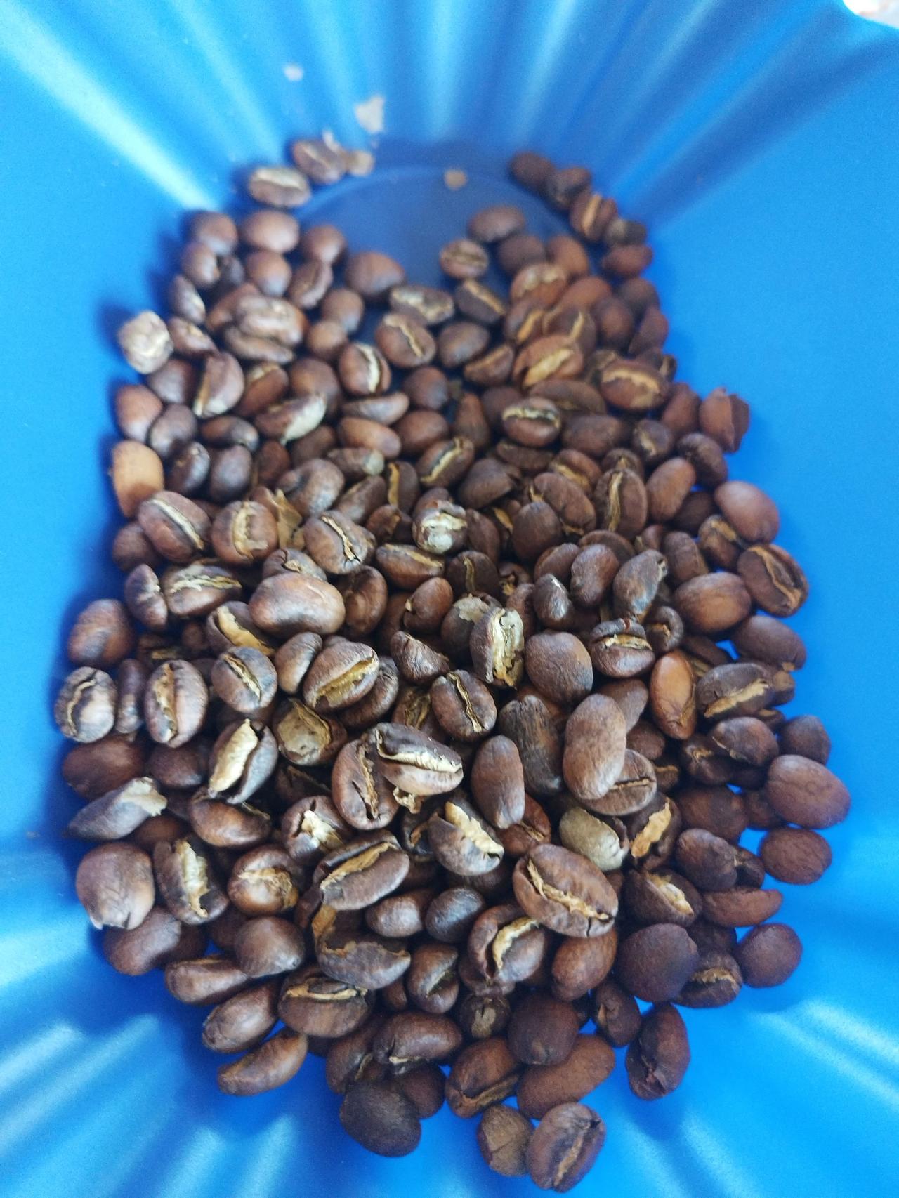 刚喝了埃塞尔比亚的瑰夏咖啡☕️

果肉去除后发酵水洗的处理法，喝起来风味特别干净