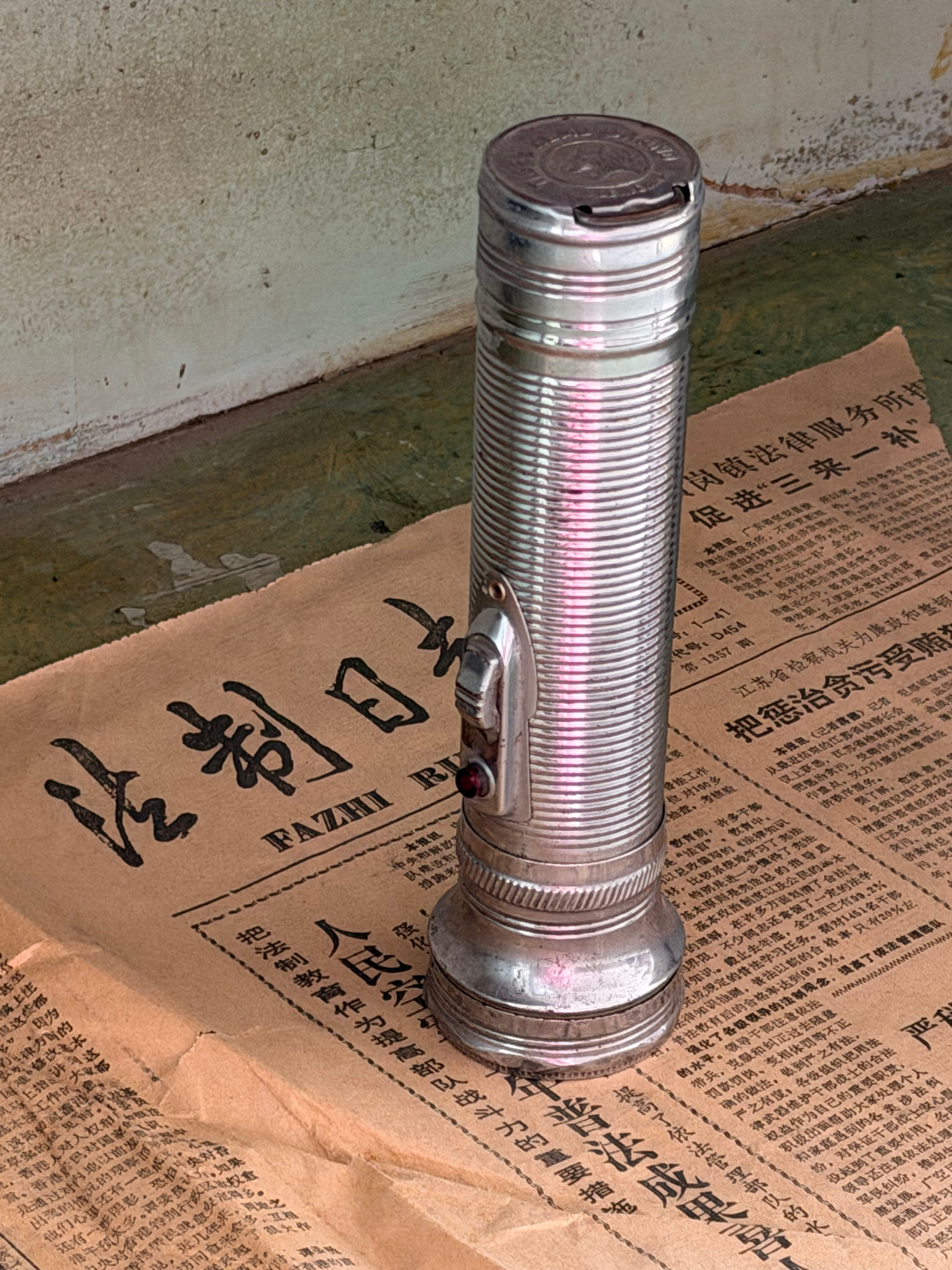 汾城逛到一座老院子，推门瞬间真有点穿越了！老电视、搪瓷盆、铜门扣全是小时候见的样