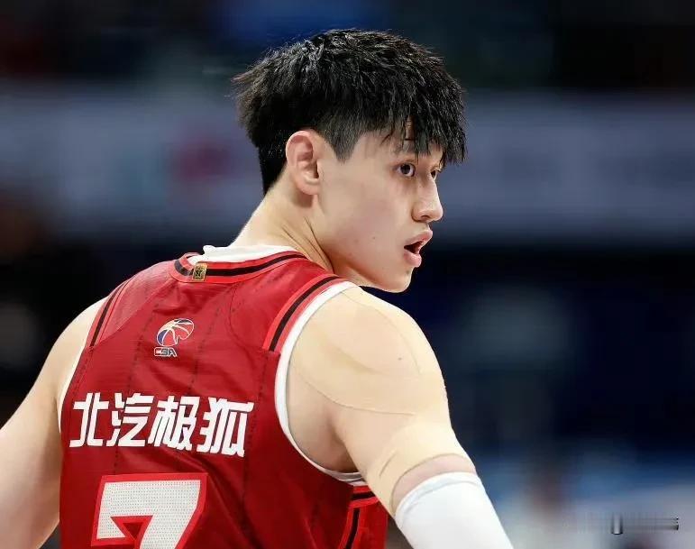 曾凡博与篮网签下的是一份Exhibit 10合同，也就是非保障的训练营合同，需要