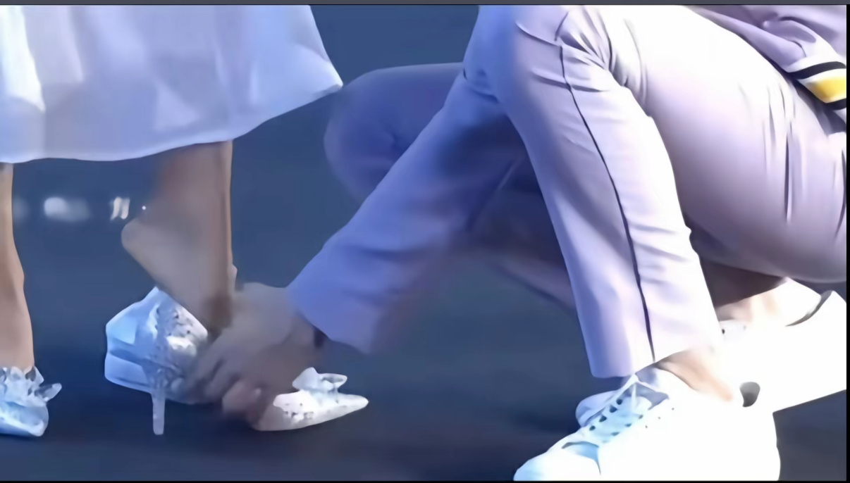 永远不合脚的鞋，吃不饱的肚子，累的睁不开的眼睛 ​​​