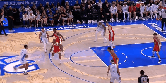 防死对手！老保罗这脚步真跟得上！
在今天NBA常规赛快船对阵魔术的第四节中，保罗