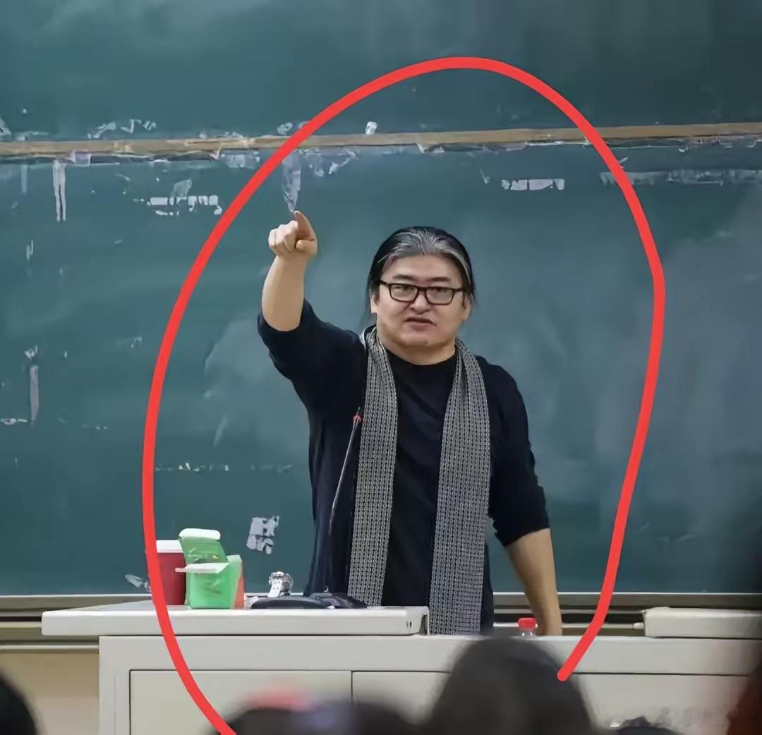 我侄儿是在刘欢他们学校读书，他给我说刘欢在他们学校很受欢迎，他教的是西方音乐史，