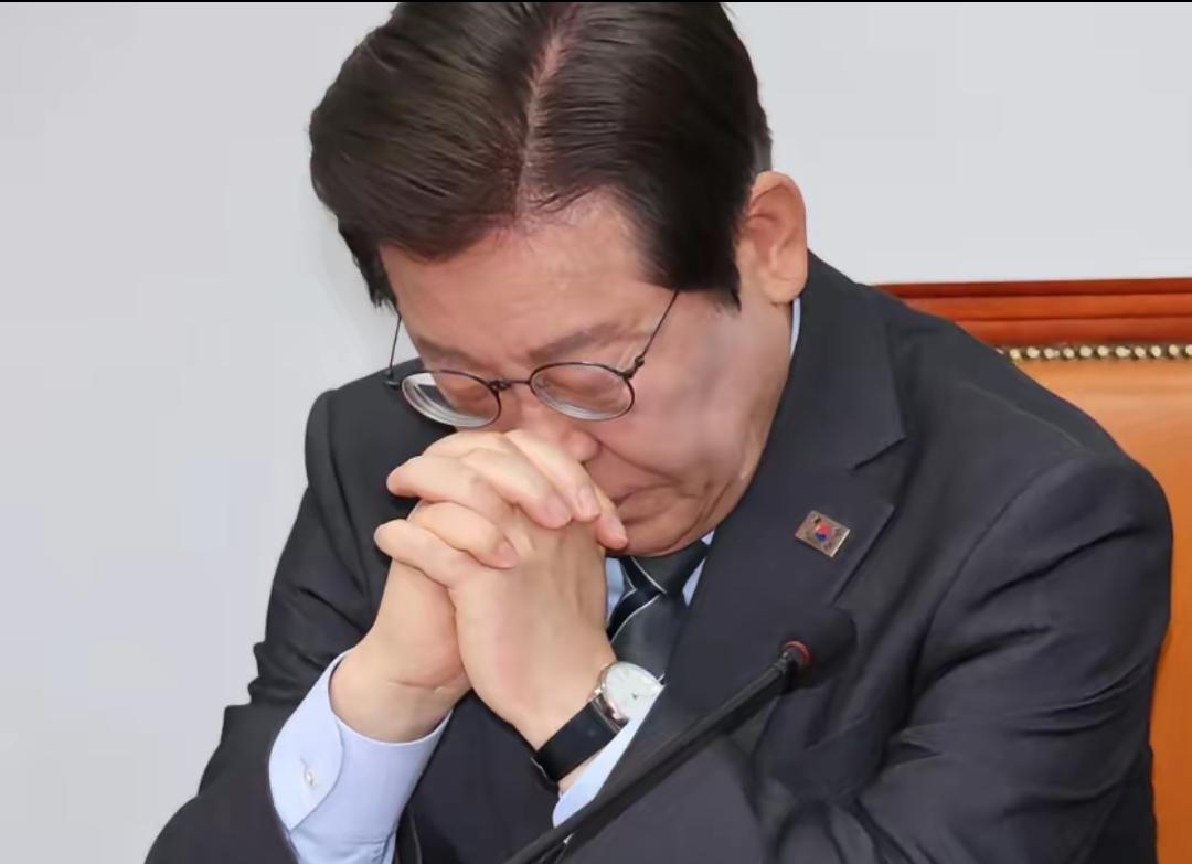 韩国总统李在明最近干了两件大事：一是宣布将三八线前沿驻军从2.2万人裁到6000