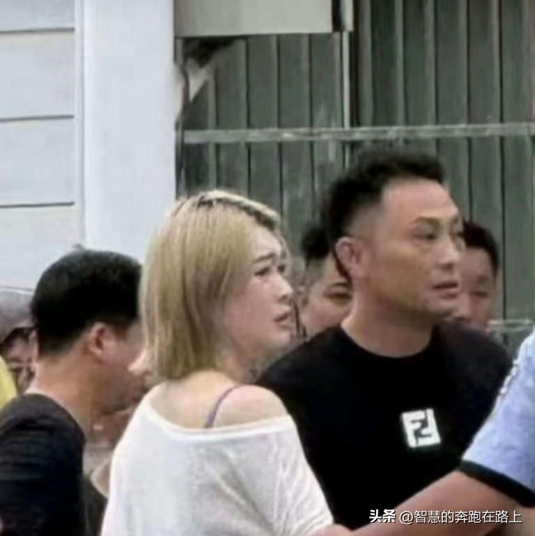她傲慢的态度，
相信法律会给她一个教训。[雾霾]