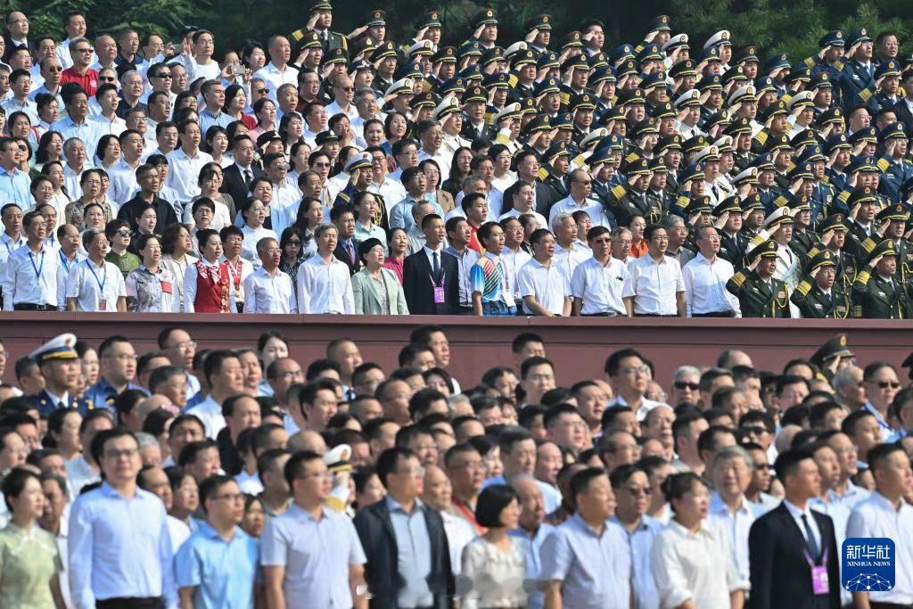 马龙也去看了阅兵看到帅气的龙队了[憧憬][憧憬][憧憬]马龙发文: 致敬🫡🫡