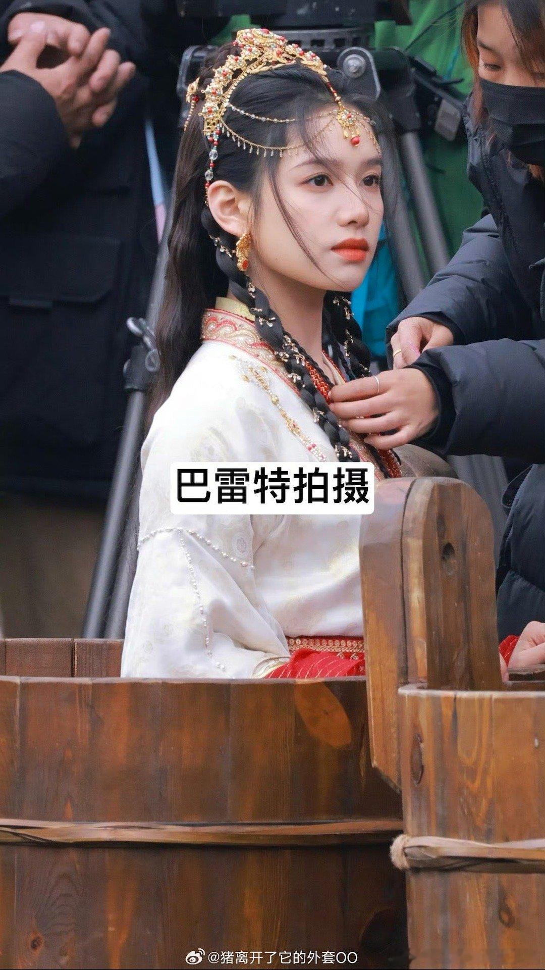 张婧仪梦花廷缇兰路透生图！还是觉得这剧的衣服花纹不太好看 