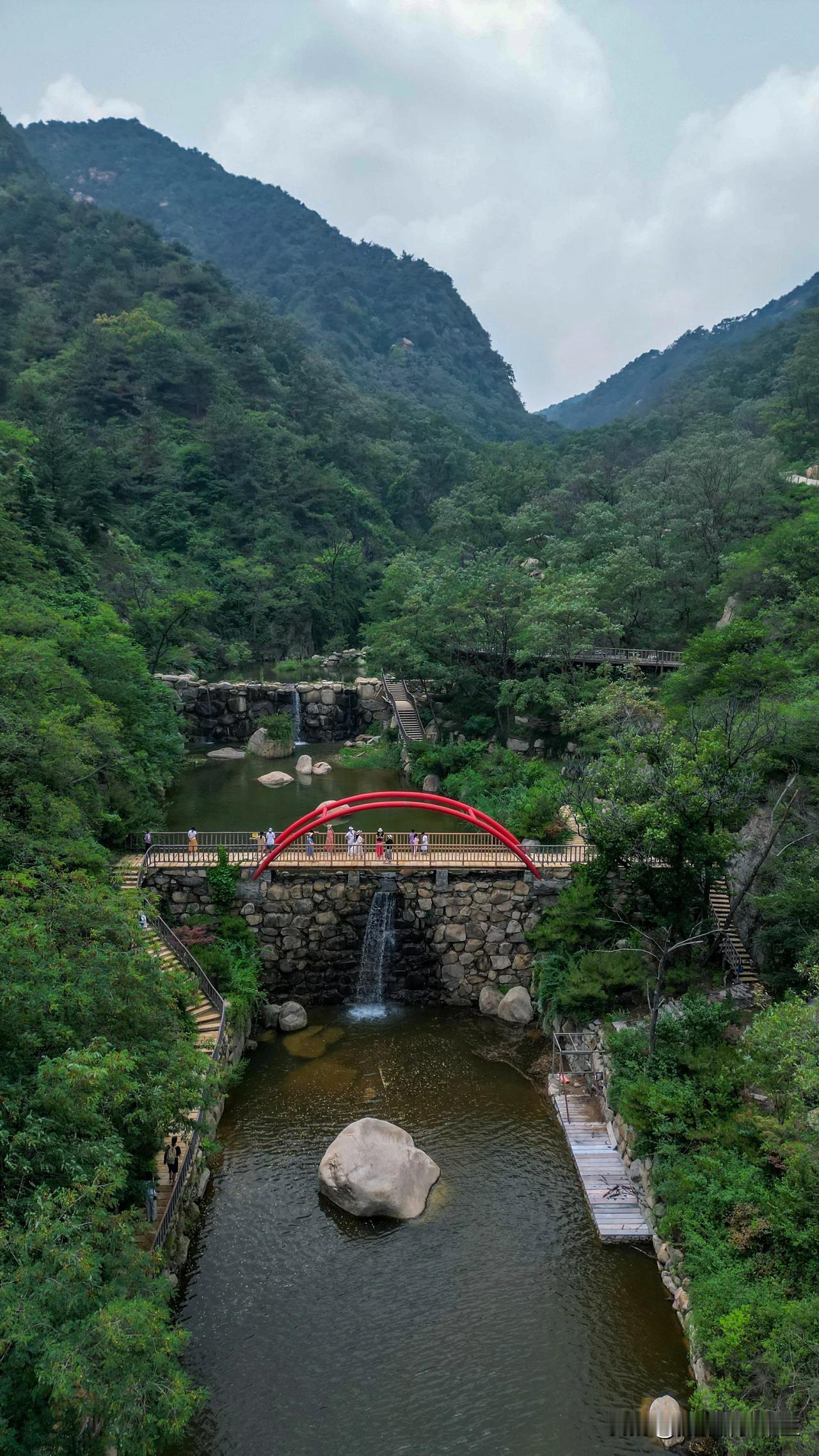 夏日炎炎，何处觅清凉？雨后的乐嬉谷雨林瀑布群为你打开一扇自然的窗。时值小暑，最佳