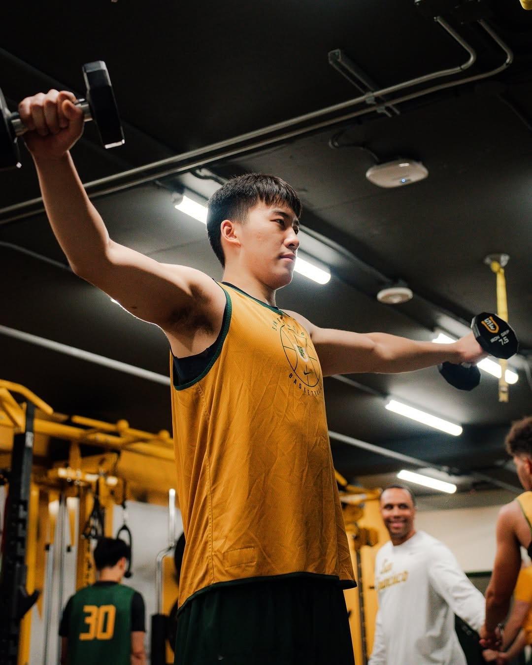 旧金山大学训练照，看到了王俊杰和赵维伦，球队赛季首战是北京时间11月4日 金秋观