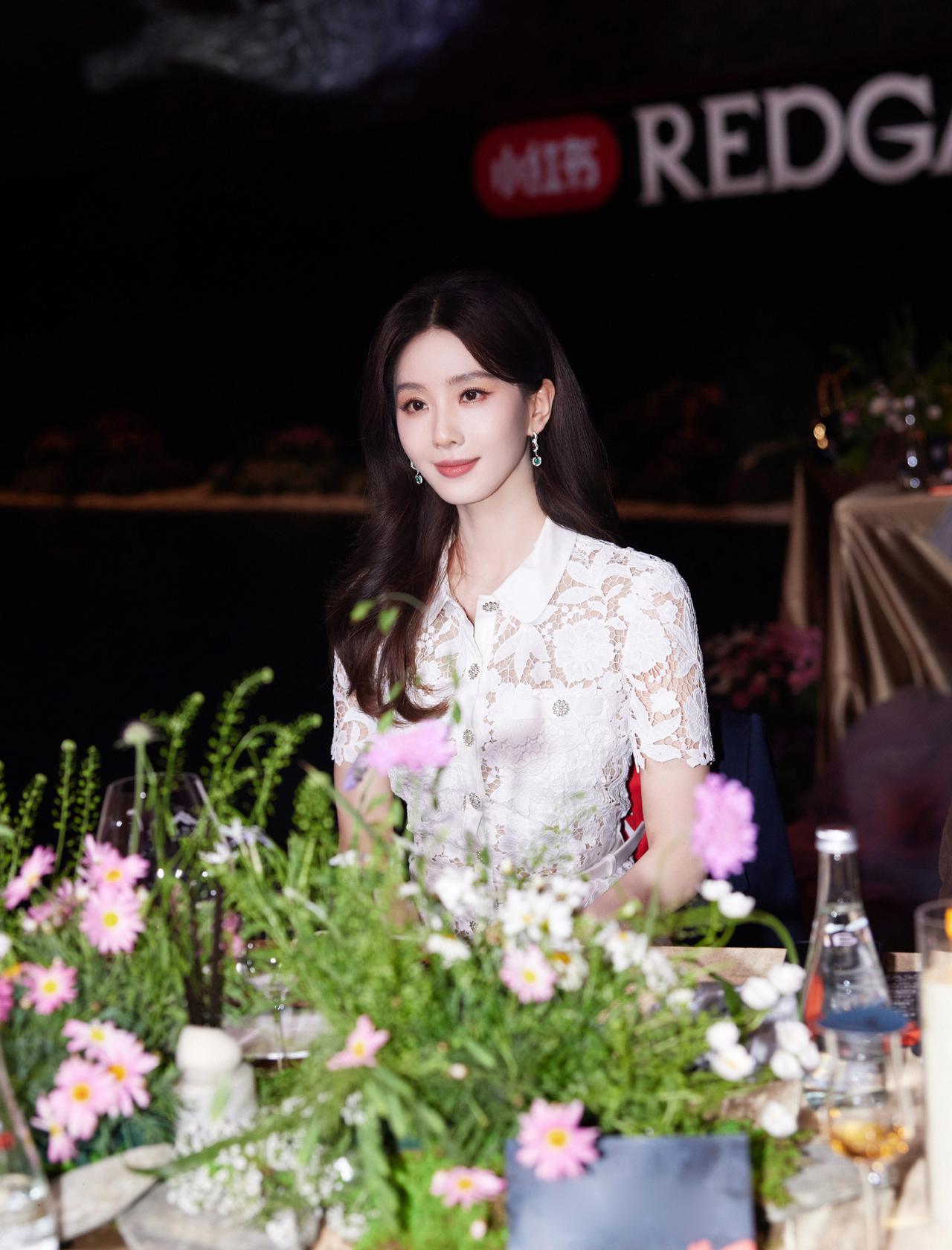 温柔似水的刘诗诗 ，在娱乐圈这么多年，一直气质自成一派，非常有辨识度！