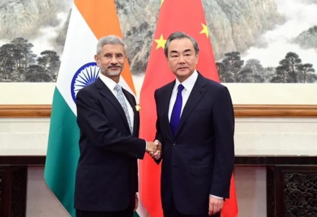 美国这回对印度的脸色变得太快，像是突然想起了谁才是“该被敲打的那位”。表面理由是