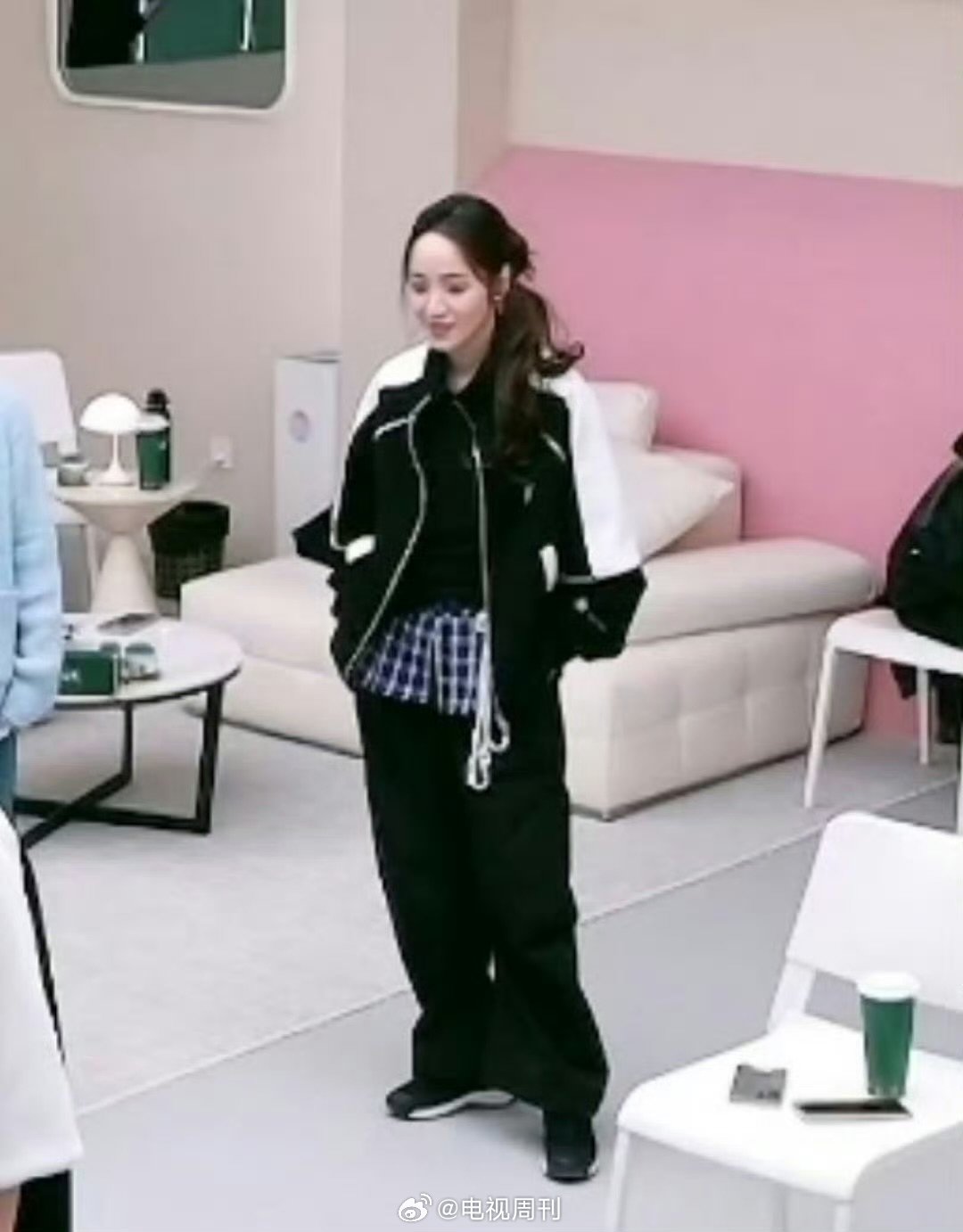 浪姐祖传看人胡闹专用姿势乘风2025《浪姐》姿势梗热度持续飙升，黄圣依的看人胡闹