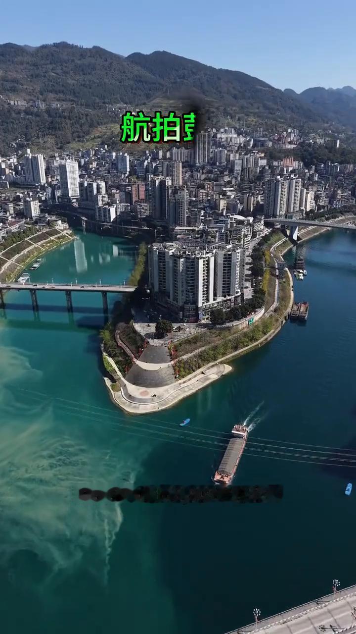 航拍彭水。
彭水全域幅员3903平方公里，全县常住人口约52万，是渝东南面积辽阔