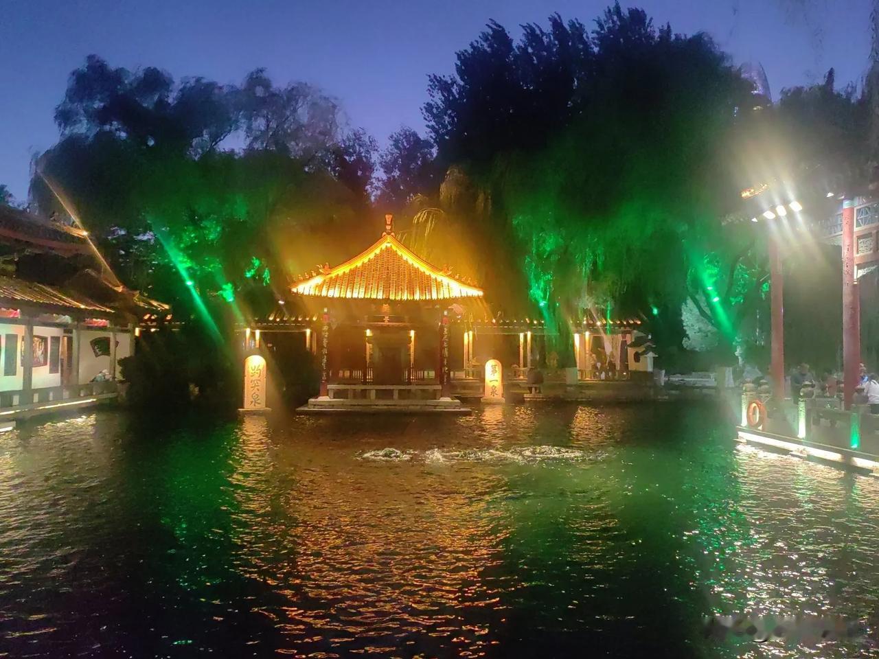 夜游趵突泉