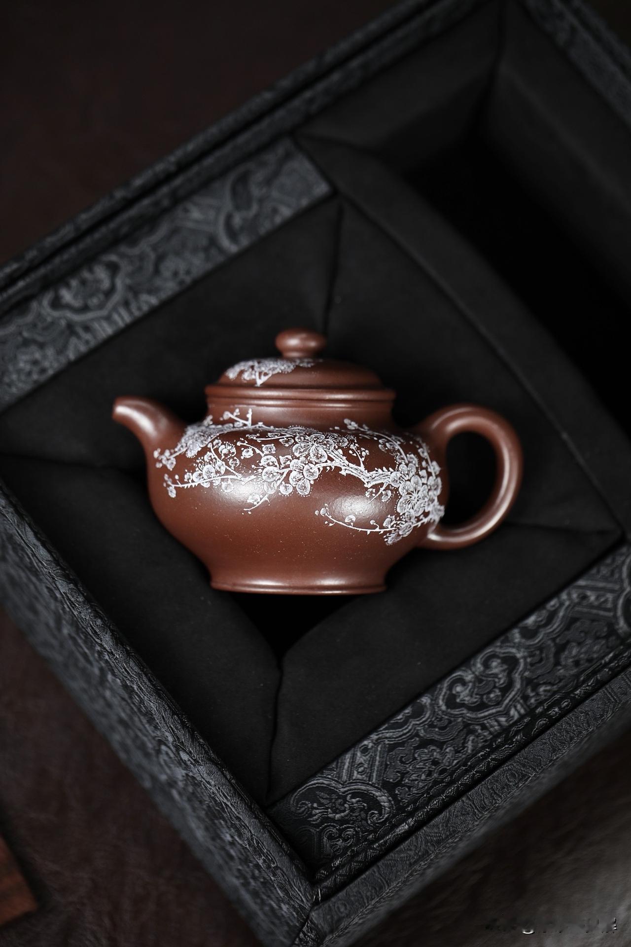 掇只｜通转梅花装饰｜张晔刻绘作品
原矿紫泥｜容量300cc