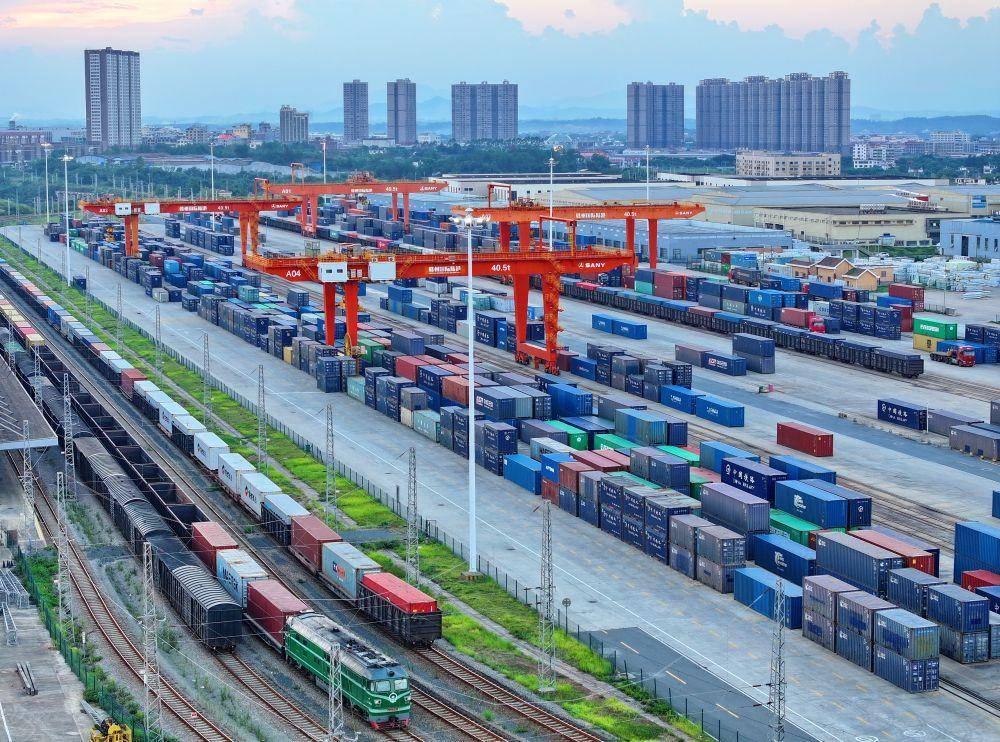 最近国际上有个很有意思的现象，没有任何外交造势，蒙古、朝鲜、越南三个中国邻国，却