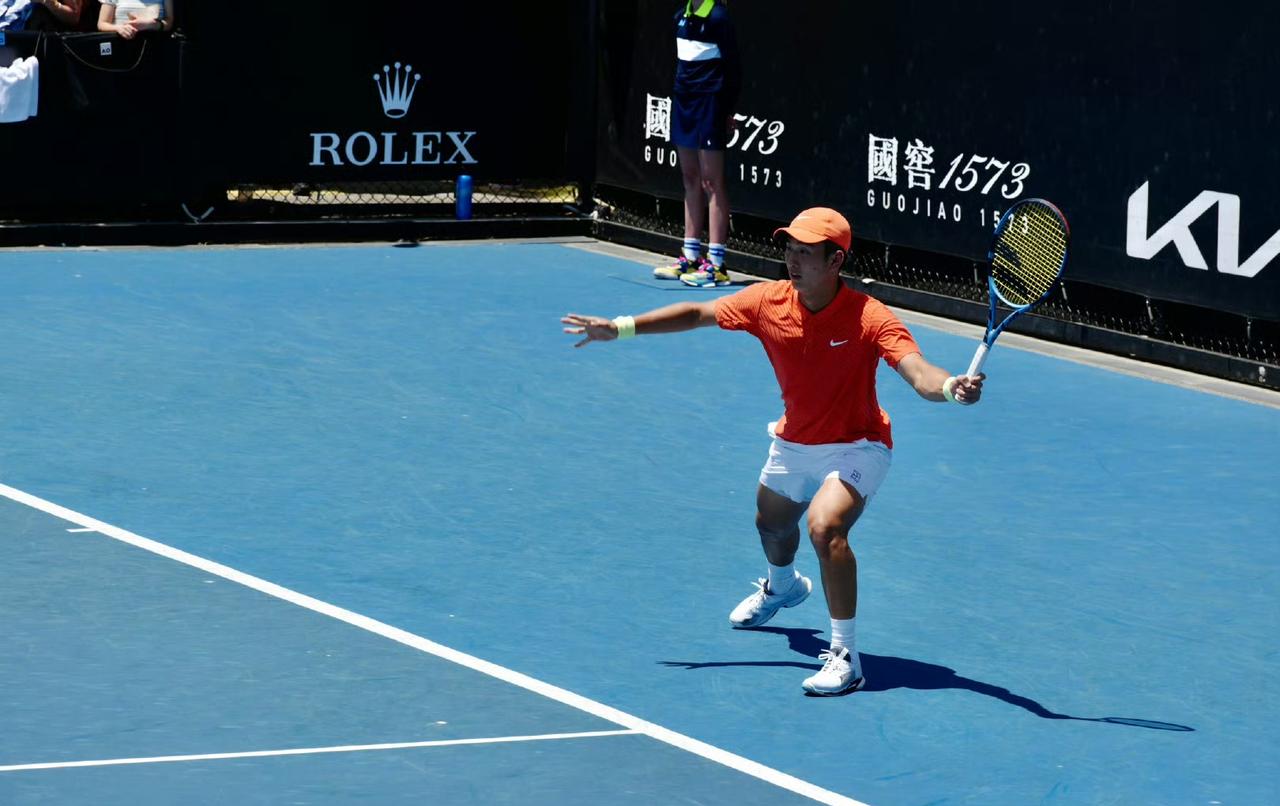 澳网再传喜讯！商竣程3-1击败西班牙老将阿古特，挺进第二轮。

前两盘，双方各赢