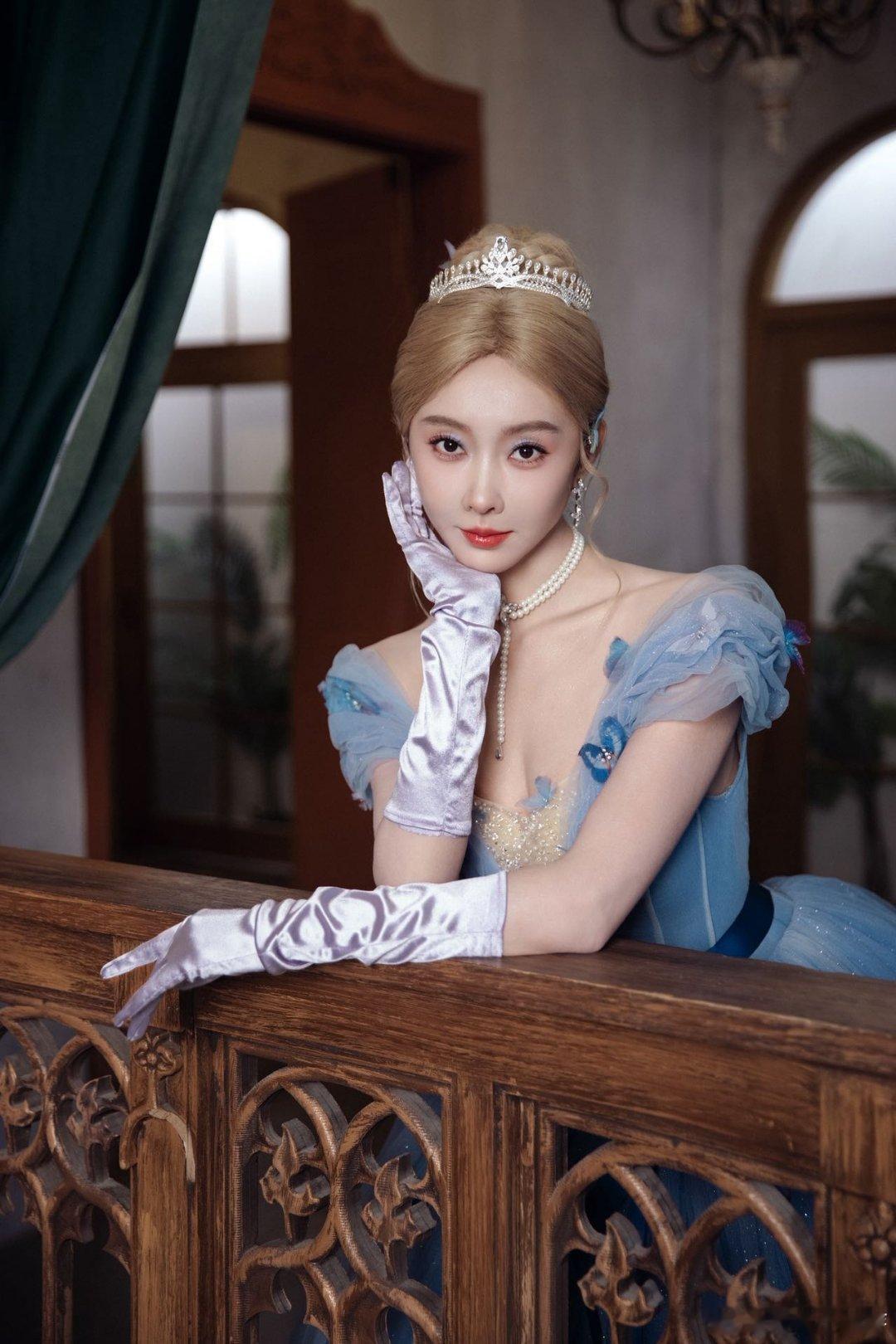 宣璐在逃灰姑娘具像化宣璐跳舞啦，悄悄练超可爱。蓬松裙摆闪着光，活脱脱在逃灰姑娘从