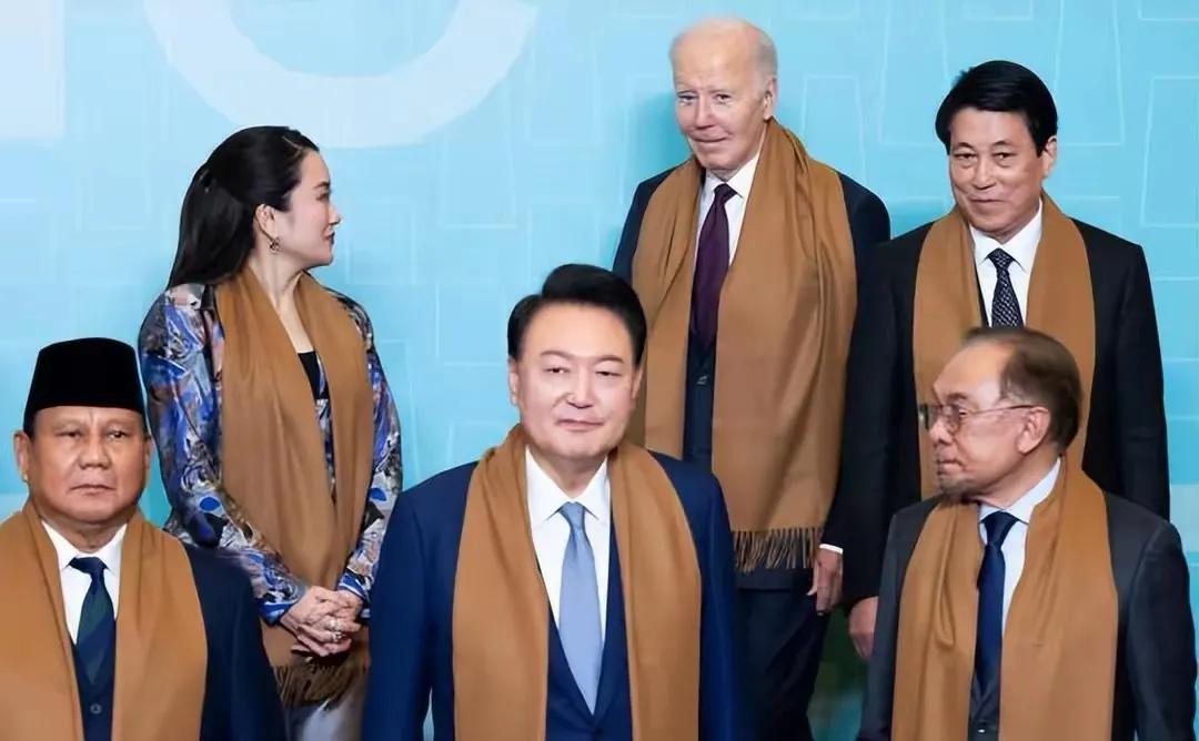 爱美之心，人皆有之，站我身边不好吗。